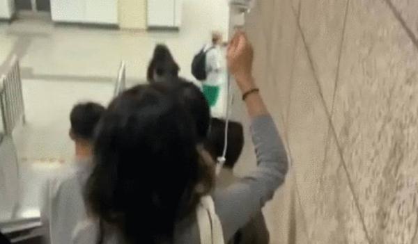 “举吊瓶赶地铁”,来沪女孩被指传播病毒?本人再发声(上海女子地铁当众辱骂)