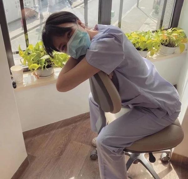 “举吊瓶赶地铁”,来沪女孩被指传播病毒?本人再发声(上海女子地铁当众辱骂)