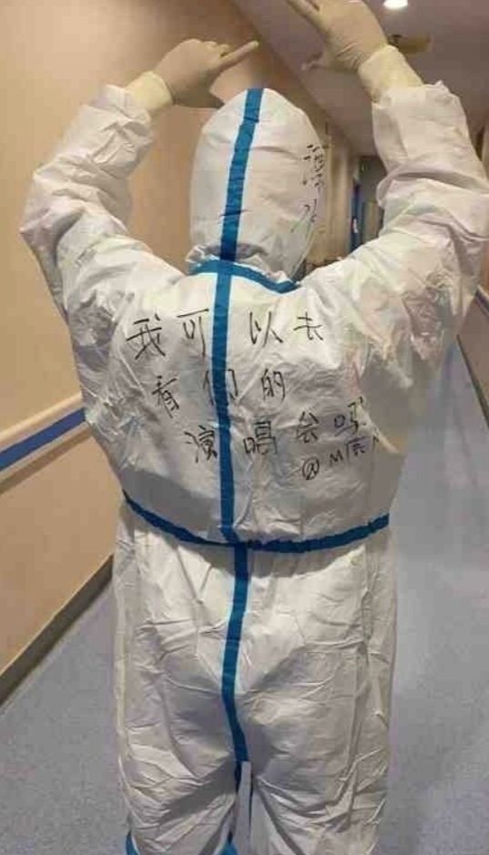 鹿晗不忘初心,兑现三年前对医护粉丝的承诺,真诚才是必杀技!-鹿晗 i