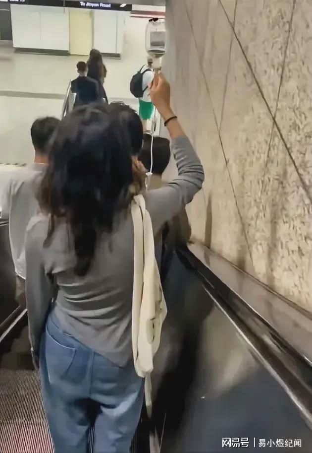 深夜举吊瓶赶地铁的女生发声:不想浪费钱打车,也不想浪费药水(女性尿急憋不住尿裤子)