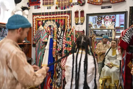 逐梦青春“燃”天山——新疆各族青年奋斗身姿素描(新疆素描画)