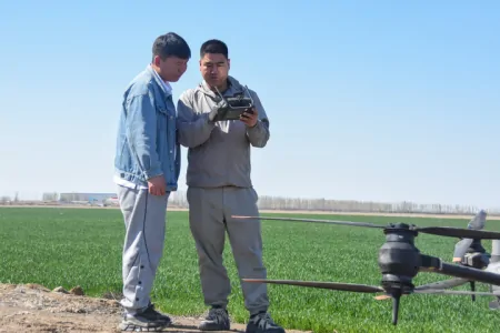 逐梦青春“燃”天山——新疆各族青年奋斗身姿素描(新疆素描画)