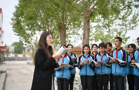 逐梦青春“燃”天山——新疆各族青年奋斗身姿素描(新疆素描画)