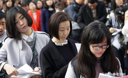 公务员家庭若有这4种行为,可能会丢掉官职,提前了解没坏处-公务员家庭是什么阶层