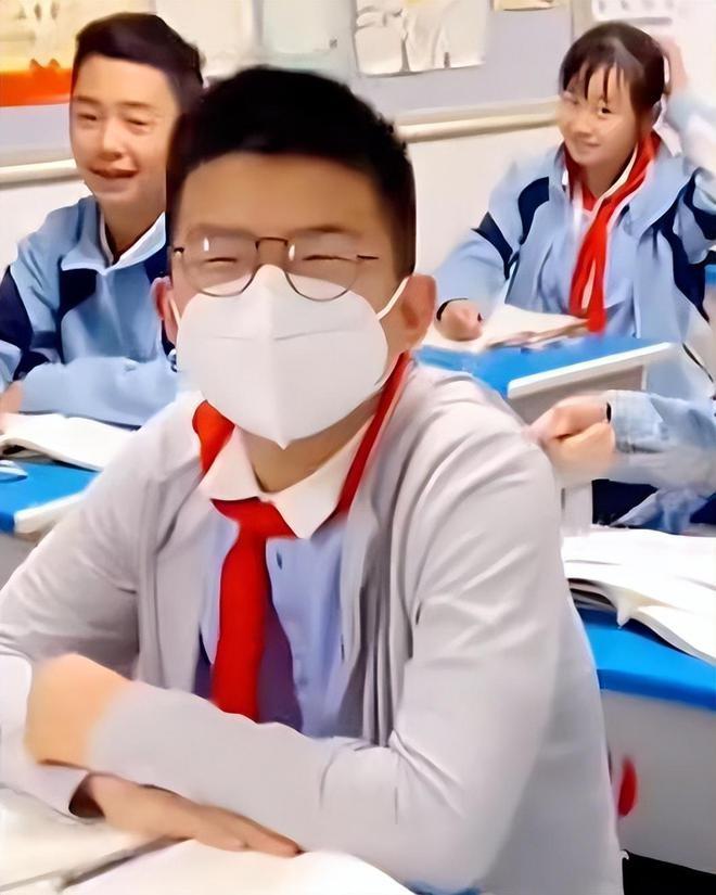 老师发现13岁学生是公司老板,校方有回应,网友:我31了还在打工(老师发现了怎么办)