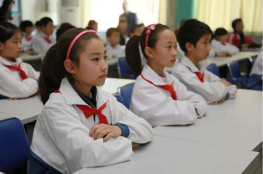 老师发现13岁学生是公司老板,校方有回应,网友:我31了还在打工(老师发现了怎么办)