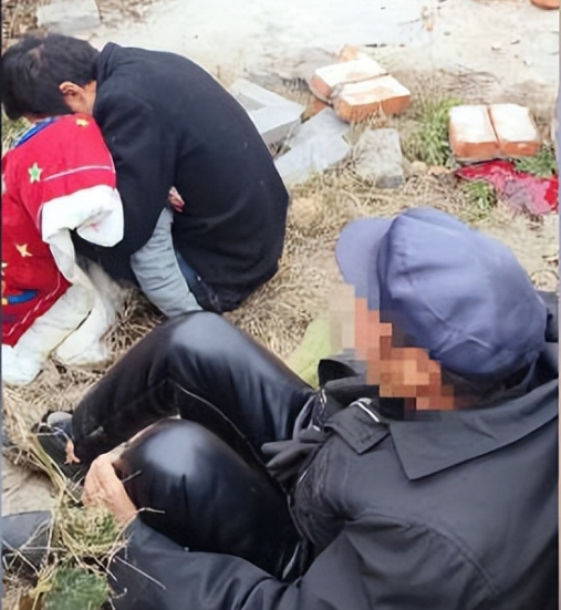 6岁娃意外死亡父亲收3万签谅解书,母亲称不知情要起诉墙柱主人-6岁女孩死了