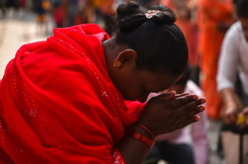 又一起!印度夫妇自建断头台,砍下头颅滚进火坛,场面不寒而栗(印度割头案事件)