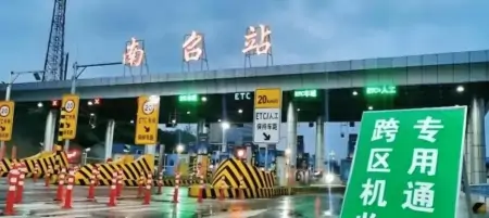 大快人心!河南官方终于出手了,河南收割机下不了高速-收麦机多少钱一台河南