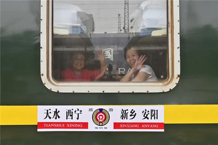 郑州铁路发出今年首趟跨局跨省旅游专列-途经郑州铁路恢复情况