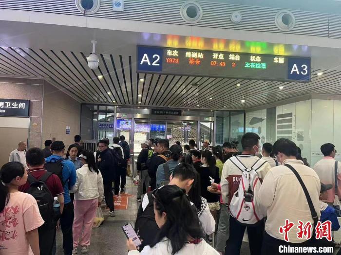 “天空之镜号”茶卡旅游专列开行-茶卡天空之境和天空一号