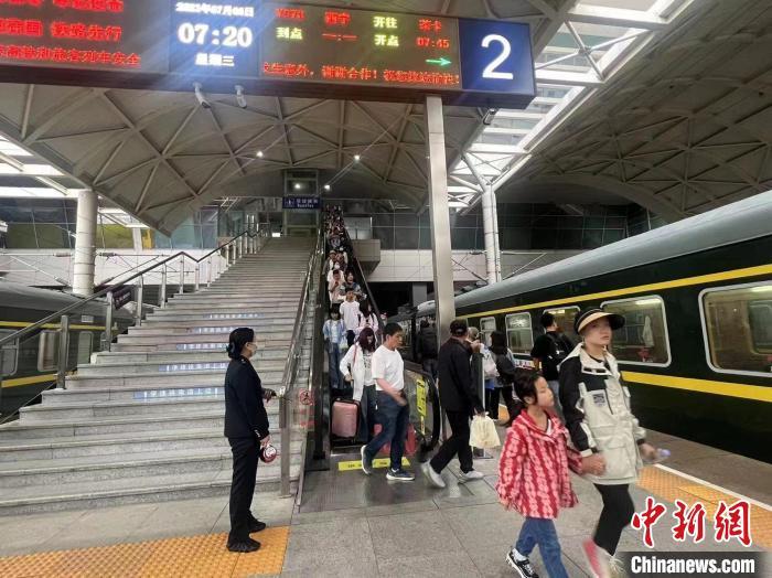 “天空之镜号”茶卡旅游专列开行-茶卡天空之境和天空一号