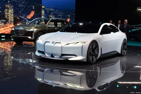 158亿的“宝马牌”冰淇淋,宝马股价暴跌,电动化转型危机来了?(2020宝马北区冰雪试驾)