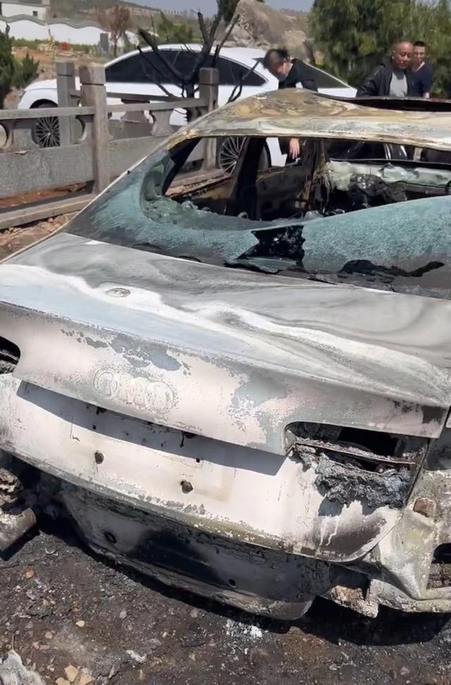 车主上坟时将奥迪停墓地旁被烧毁,目击者:烧得只剩骨架了,无人受伤(火烧奥迪司机)