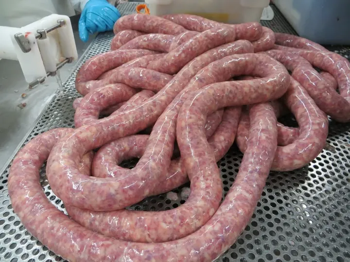 街边3元一根的烤肠,为什么外面会有一层皮(街边3元一根的烤肠,为什么外面会有一层皮呢)