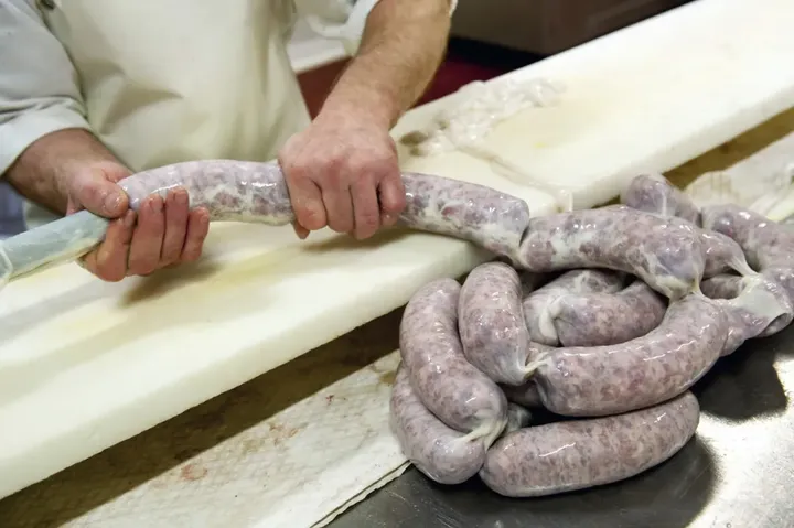 街边3元一根的烤肠,为什么外面会有一层皮(街边3元一根的烤肠,为什么外面会有一层皮呢)