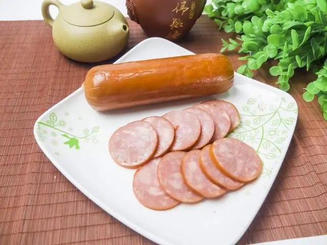 街边2元一根的烤肠,到底能不能给孩子吃?(2块钱一根的烤肠)