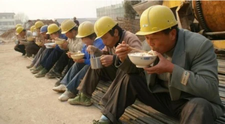 农民工每天3、4百,月薪收入过万,一年数十万为什么不够花?-农民工一天挣多少钱