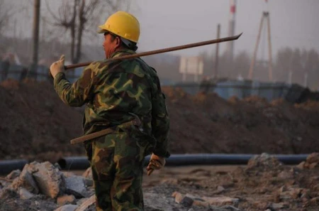 农民工每天3、4百,月薪收入过万,一年数十万为什么不够花?-农民工一天挣多少钱