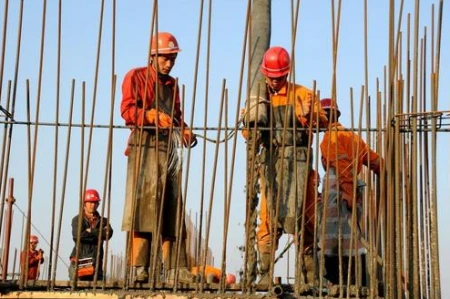 农民工每天3、4百,月薪收入过万,一年数十万为什么不够花?-农民工一天挣多少钱