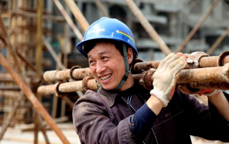 农民工每天3、4百,月薪收入过万,一年数十万为什么不够花?-农民工一天挣多少钱