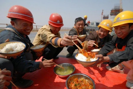 农民工每天3、4百,月薪收入过万,一年数十万为什么不够花?-农民工一天挣多少钱