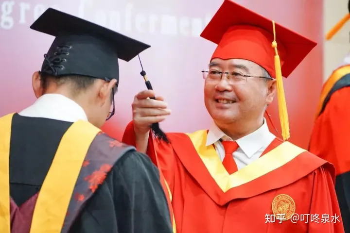 老师拨穗时男生直接亲上去 这是咋情况?(拔穗是干啥)