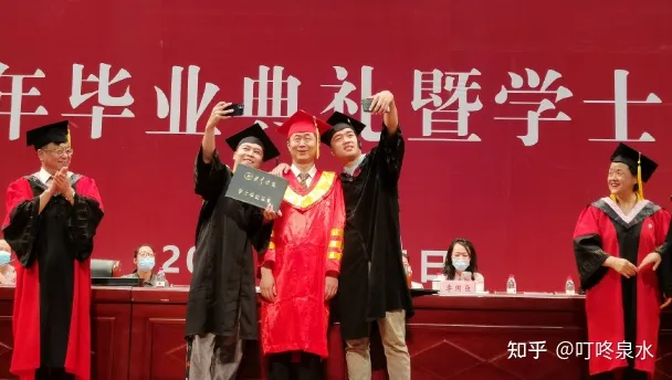 老师拨穗时男生直接亲上去 这是咋情况?(拔穗是干啥)