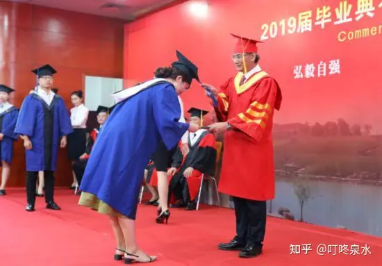 老师拨穗时男生直接亲上去 这是咋情况?(拔穗是干啥)