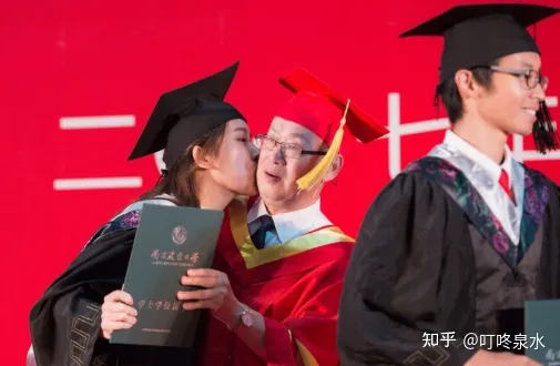 老师拨穗时男生直接亲上去 这是咋情况?(拔穗是干啥)