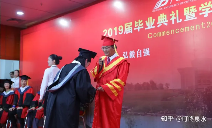 老师拨穗时男生直接亲上去 这是咋情况?(拔穗是干啥)