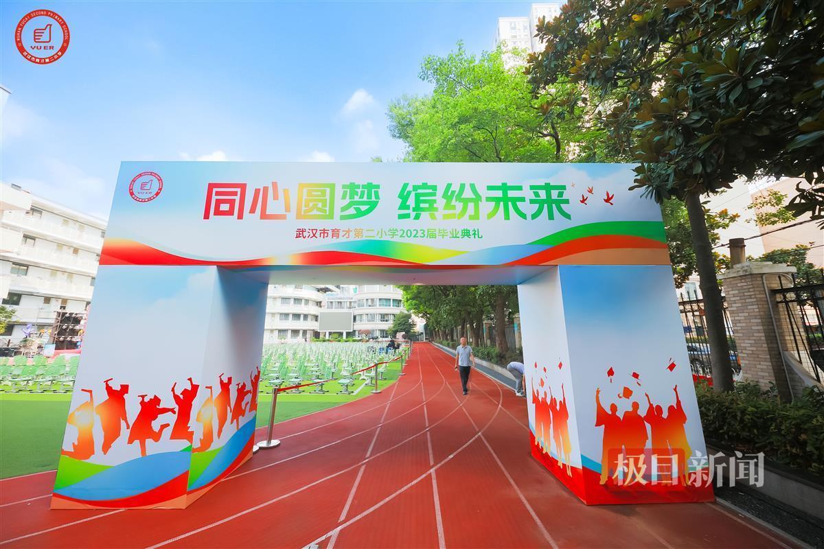 双向奔赴的师生缘!小学生为老师颁发“毕业证”-小学老师的毕业礼物送什么好