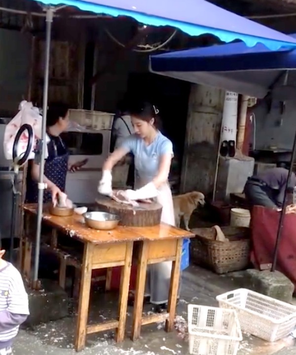 卖鱼女子因高颜值走红:鉴媛前,也请看一看她娴熟的杀鱼手法(女子卖鱼时生下孩子)
