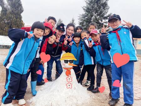 在西北山村做“网红”:教孩子唱歌、帮老乡卖猪(西北小山村)