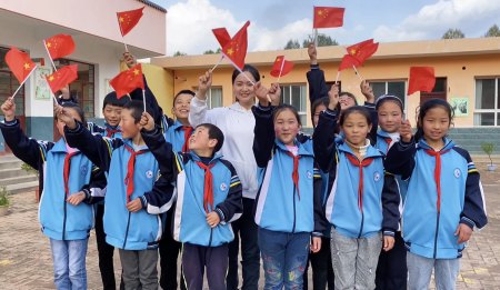 在西北山村做“网红”:教孩子唱歌、帮老乡卖猪(西北小山村)