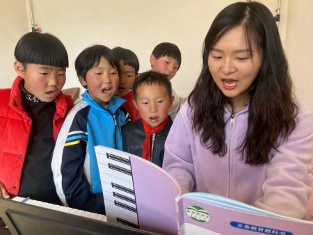 在西北山村做“网红”:教孩子唱歌、帮老乡卖猪(西北小山村)