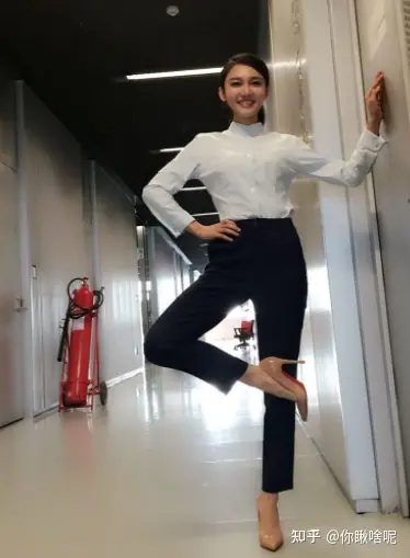 央视“财经小姐”龙洋:32岁仍单身未婚,热爱家乡湖南郴州(央视龙洋个人资料简介)