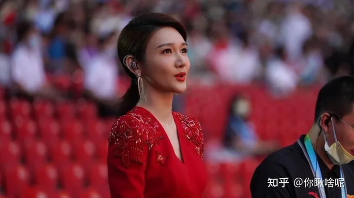 央视“财经小姐”龙洋:32岁仍单身未婚,热爱家乡湖南郴州(央视龙洋个人资料简介)