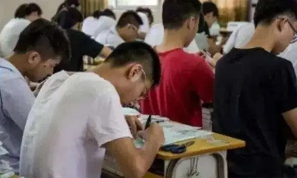 2022年,“高考钉子户”唐尚珺第14次参加高考,35岁的他图什么?-唐尚珺第一次高考成绩