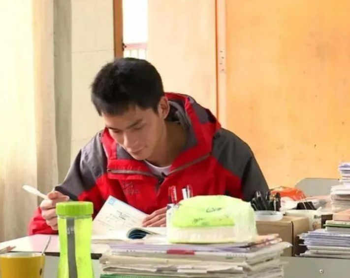 "高考钉子户"唐尚珺!复读14年只为上清华,35岁的他成功上岸?-唐尚珺的高考成绩怎么样