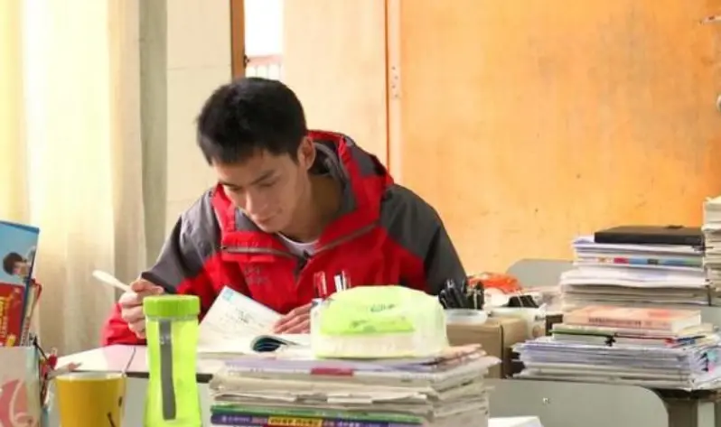 "高考钉子户"唐尚珺!复读14年只为上清华,35岁的他成功上岸?-唐尚珺的高考成绩怎么样