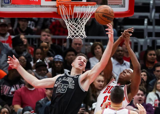 篮球——NBA常规赛:公牛胜马刺-nba公牛队球员名单