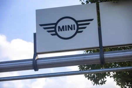 宝马mini取消活动,但排队领钥匙扣的人依旧络绎不绝!(宝马mini熄火后钥匙拔不出来怎么办)