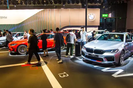 宝马mini取消活动,但排队领钥匙扣的人依旧络绎不绝!(宝马mini熄火后钥匙拔不出来怎么办)