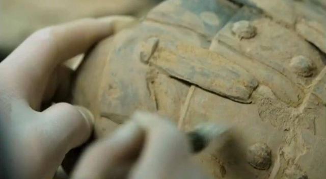封面深度|损坏几秒钟修复要半年 美国男子承认掰断并偷走兵马俑手指 文物展览为何屡遭破坏(封面掉了怎样粘才能看不出来)