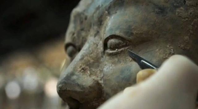 封面深度|损坏几秒钟修复要半年 美国男子承认掰断并偷走兵马俑手指 文物展览为何屡遭破坏(封面掉了怎样粘才能看不出来)