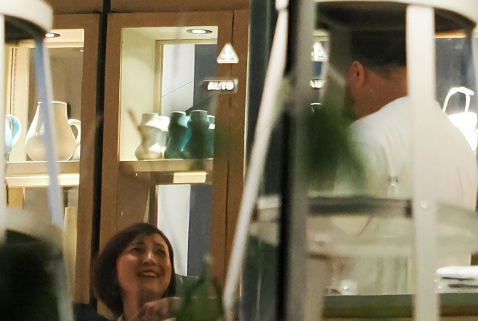 日本女明星出轨,丈夫哭着替她道歉却被骂了一顿,这是为啥(日本女明星出家)