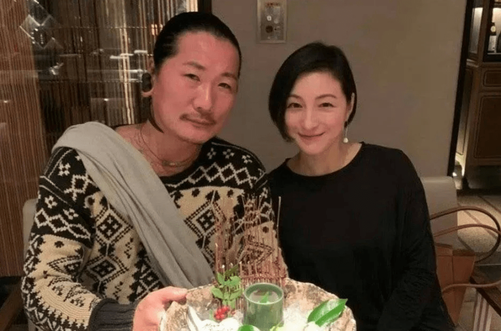 日本女明星出轨,丈夫哭着替她道歉却被骂了一顿,这是为啥(日本女明星出家)