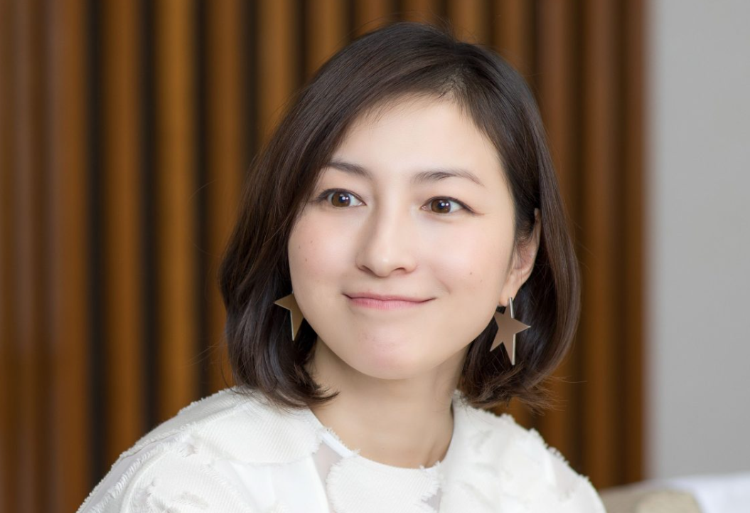 日本女明星出轨,丈夫哭着替她道歉却被骂了一顿,这是为啥(日本女明星出家)