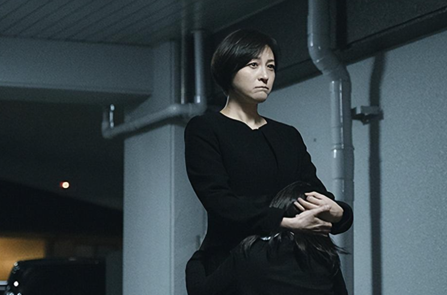 日本女明星出轨,丈夫哭着替她道歉却被骂了一顿,这是为啥(日本女明星出家)